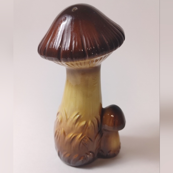 Vintage Japan Double Mushroom Ceramic Salt and Pepper Shakers - Picture 2 of 5